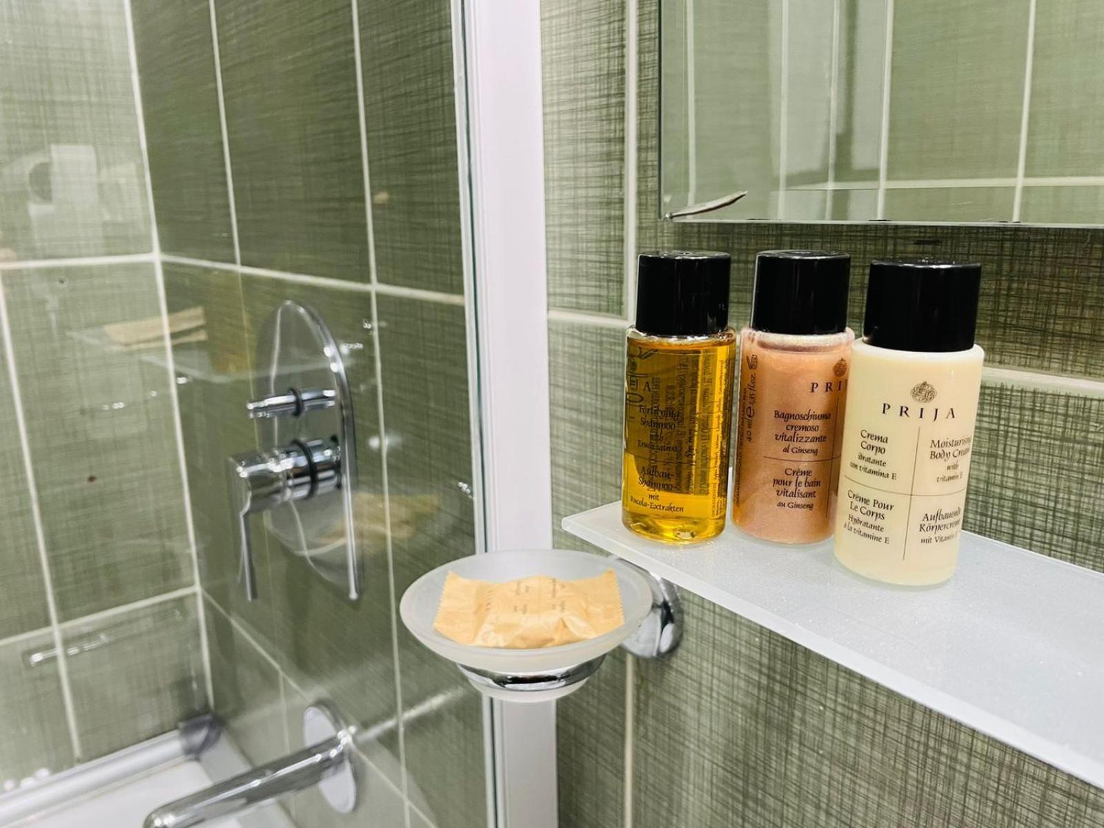 Aura Boutique Hotel باتومي الغرفة الصورة